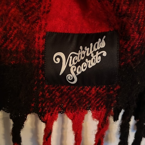 Victoria Secret women’s plaid Scarf - Picture 2 of 5